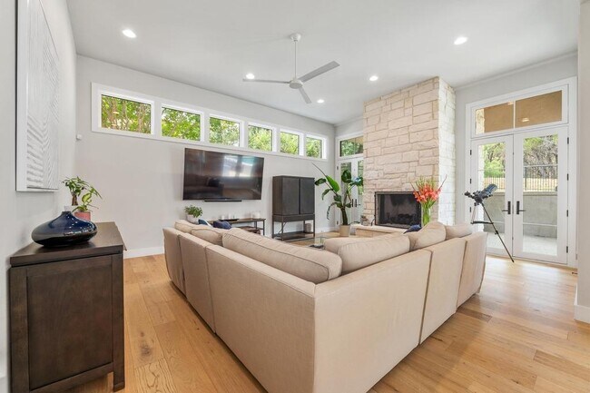 Building Photo - 2600 Arion Cir
