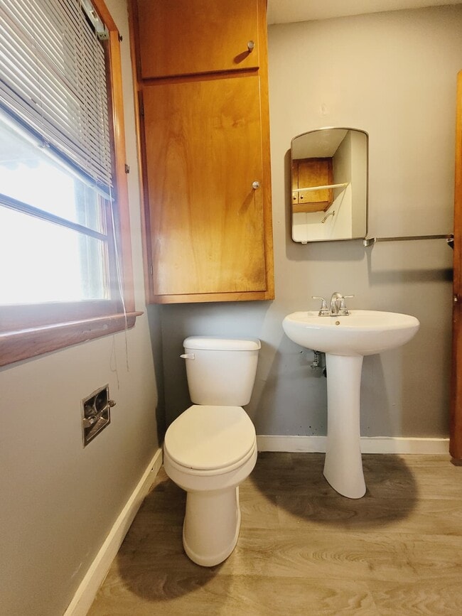 Building Photo - 1320 N Broadwell Ave