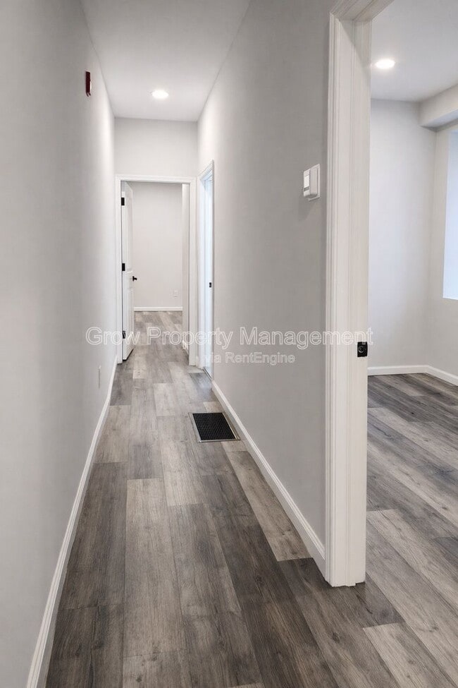 Building Photo - 623 W Oxford St