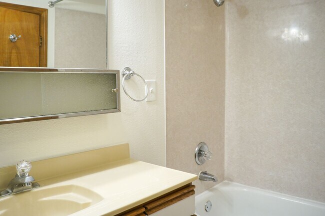 Building Photo - Great NW Location: Spacious 1 Bedroom Ready Now!
