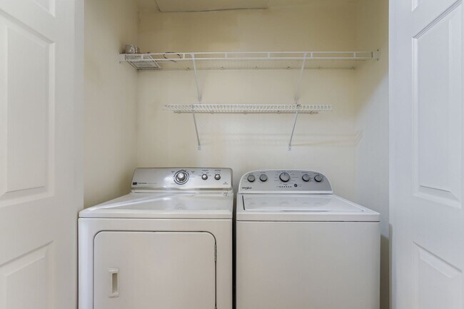 Building Photo - Check out this 2 bed 3 1/2 bath NOW!