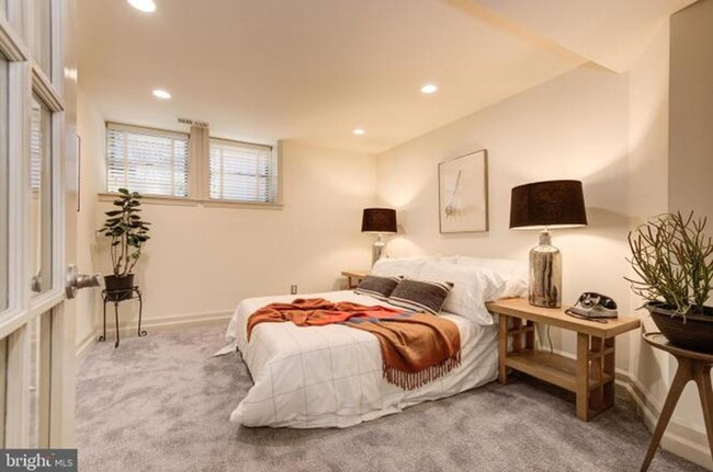 Building Photo - 2 Bed, 1 bath 1 block from Meridian Hill P...