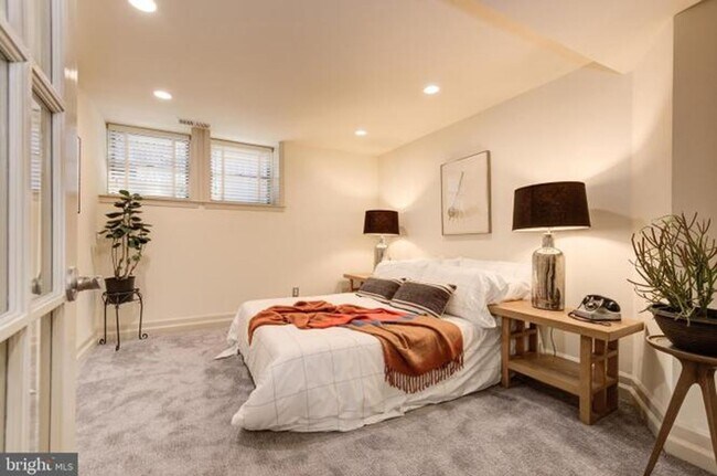 Building Photo - Dual-Entry Designer 2BR | In-Unit W/D | Pet Friendly & Parkside! Available now!