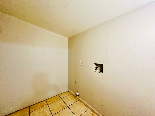 Building Photo - 1/2 OFF Move In Special! House with Gigant...