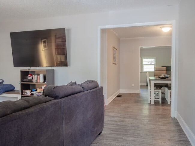 Building Photo - 411 College Blvd