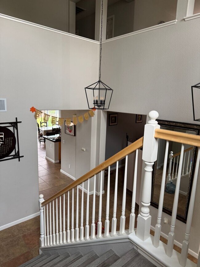 Building Photo - Gorgous 4 bedroom, 3 full bath home with pool