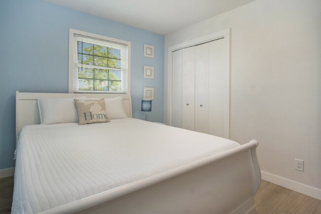 Building Photo - 2245 Lakeshore Dr