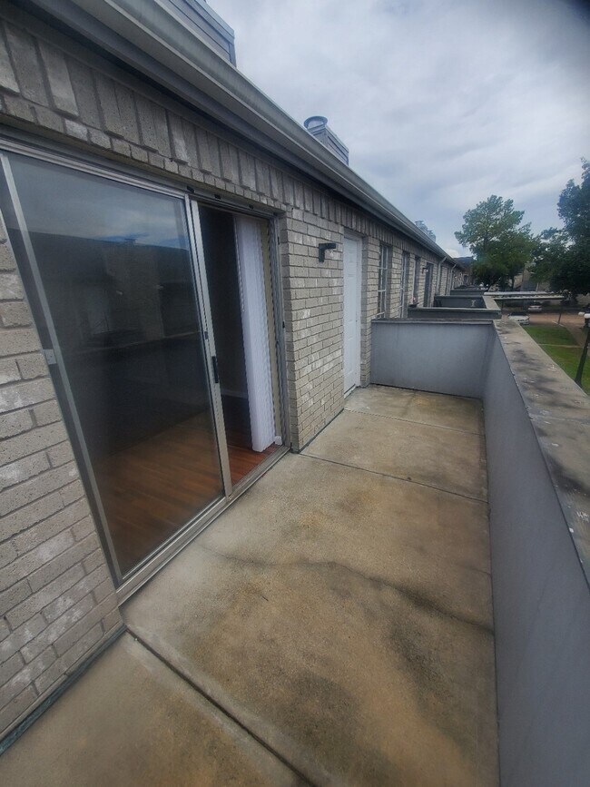 Building Photo - 9700 Leawood Blvd