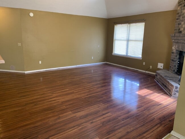 Building Photo - "Spacious 3-Bedroom Oasis with 2 Full Bath...