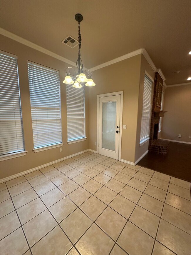 Building Photo - 2504 Thomas Dr