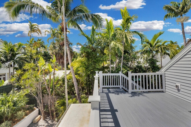 Building Photo - 1420 Petronia St