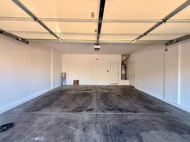 Building Photo - 3 BED 2.5 BATH 2 CAR GARAGE HOME w/ LOFT &...