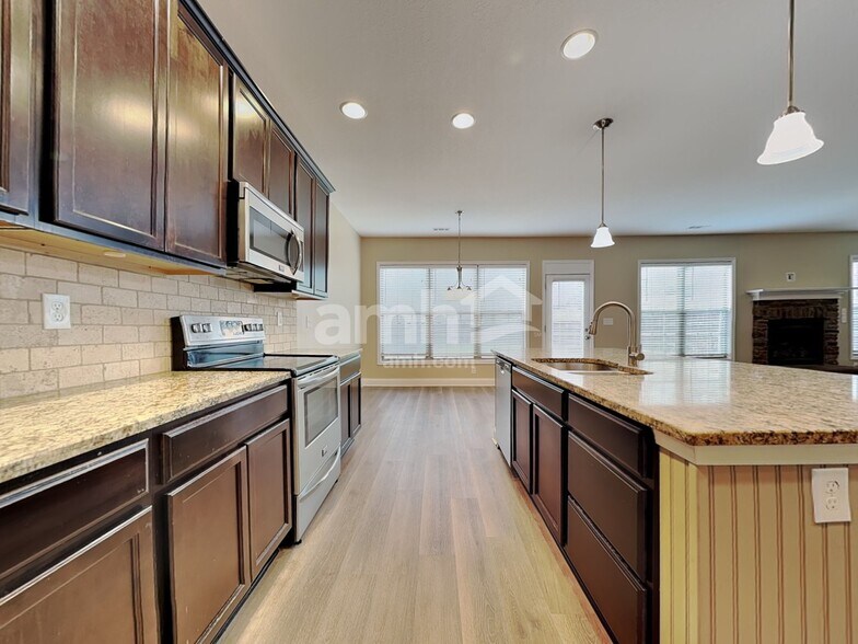 Building Photo - 3419 Greentree Ln