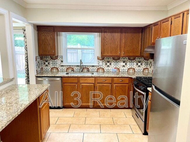 Building Photo - 696 Redland Dr