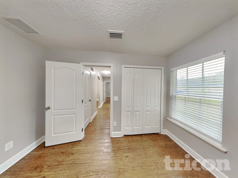 Building Photo - 45197 Weaver Cir