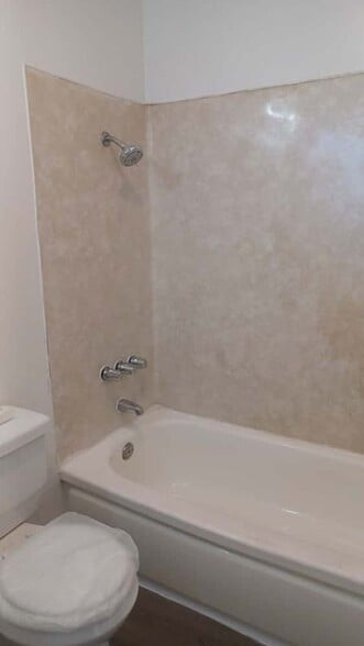 Building Photo - 1260 Beachwood Dr