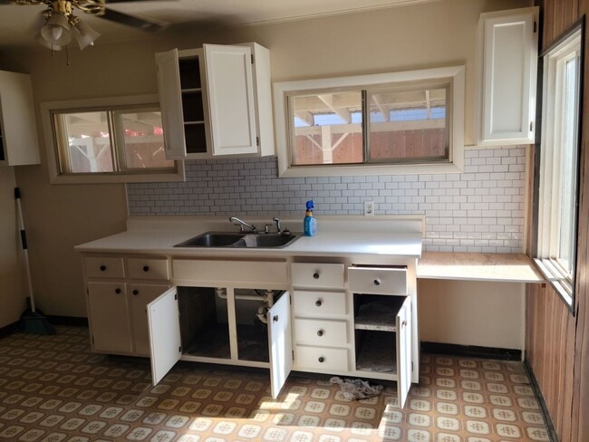 Building Photo - 3 bedroom, 1 bath in town