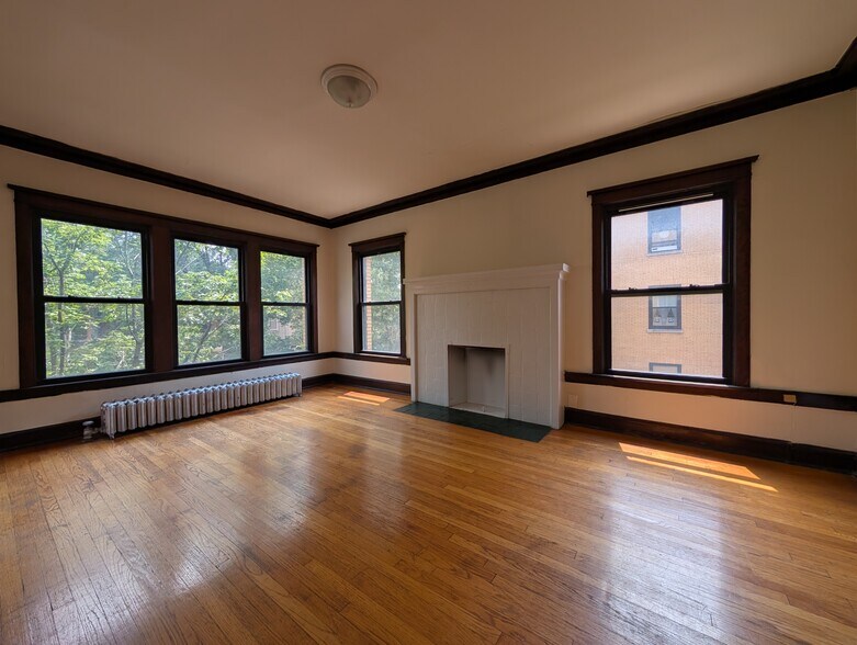 Building Photo - 2421 N Sawyer Ave