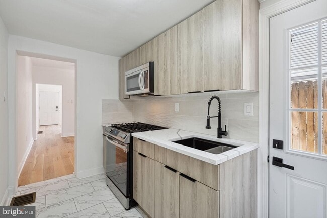 Building Photo - 7 E Oxford St