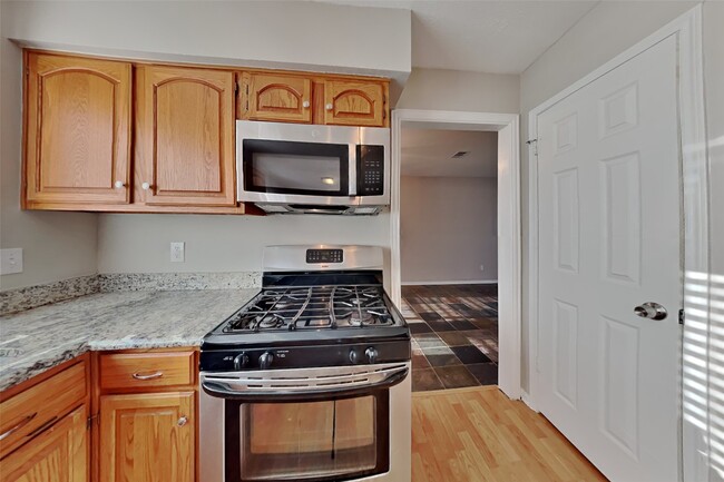 Building Photo - 7611 Round Grove Ln