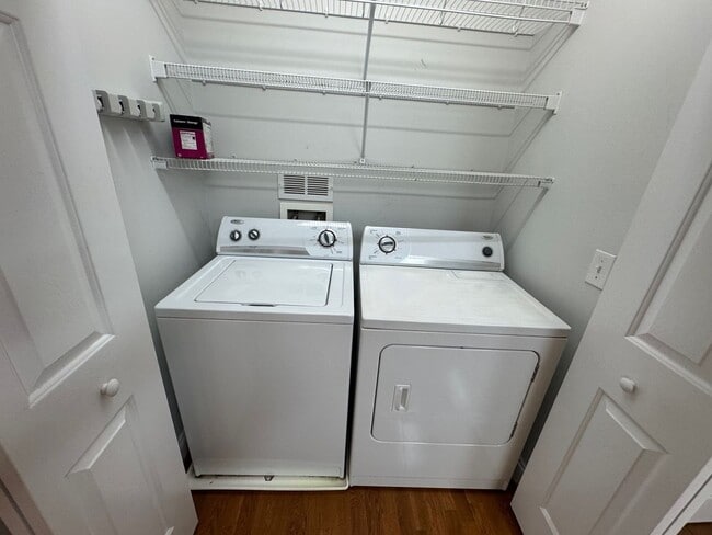 Building Photo - Immaculate End Unit Townhouse