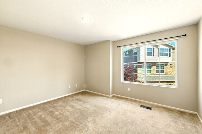 Building Photo - 3 Bedroom 2.5 Bathroom "Like-new" Single Family Home Immediately!