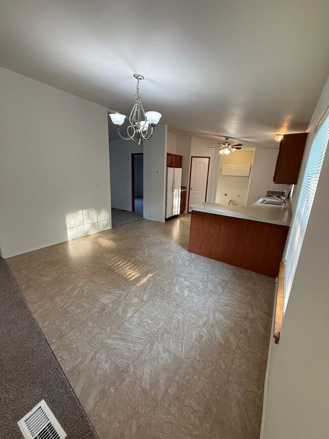 Building Photo - SPIRIT LAKE HOME (P#440)