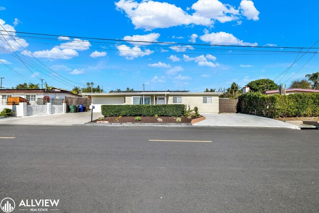 Building Photo - Charming Home with Expansive Backyard Oasis