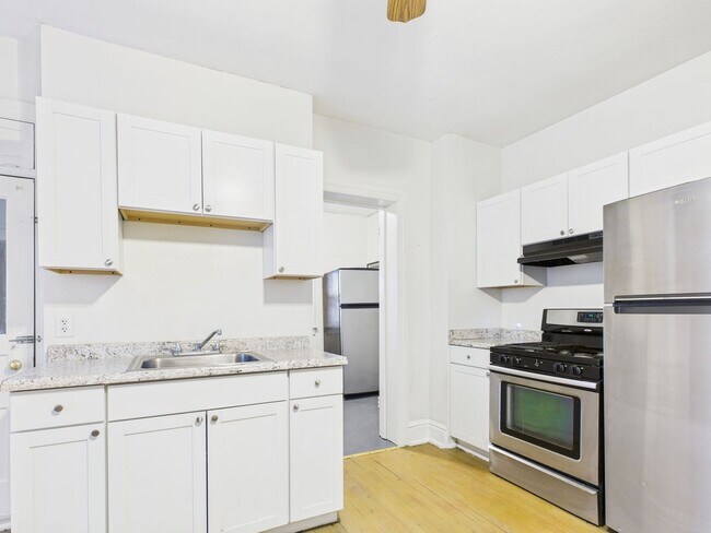 Building Photo - 735 N George St