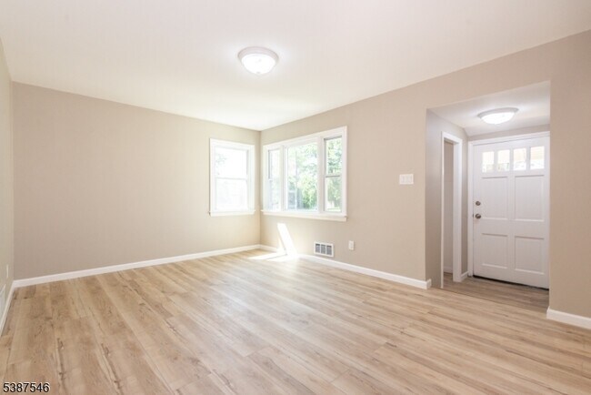 Building Photo - 2407 Dorchester Rd