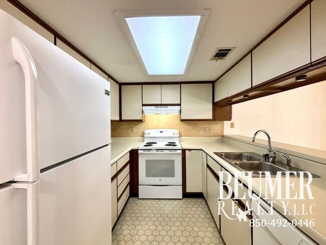 Building Photo - 2 Bedroom 2.5 Bath Townhome Near Perdido Key