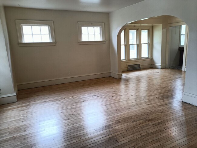 Building Photo - 3 Bedroom Single Family Home