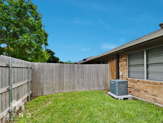Building Photo - 1401 Cardinal Dr