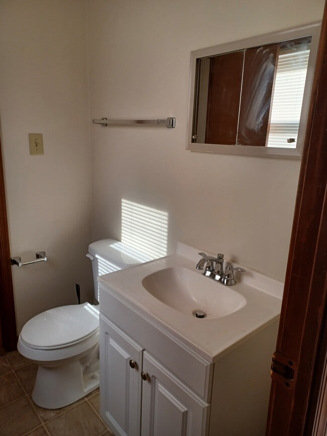 Building Photo - 557 Eagle Dr