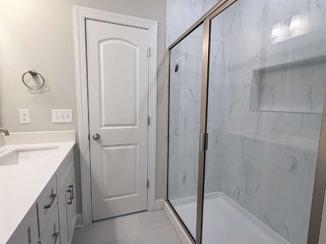 Building Photo - Spacious Townhome in The Springs of North Asheville