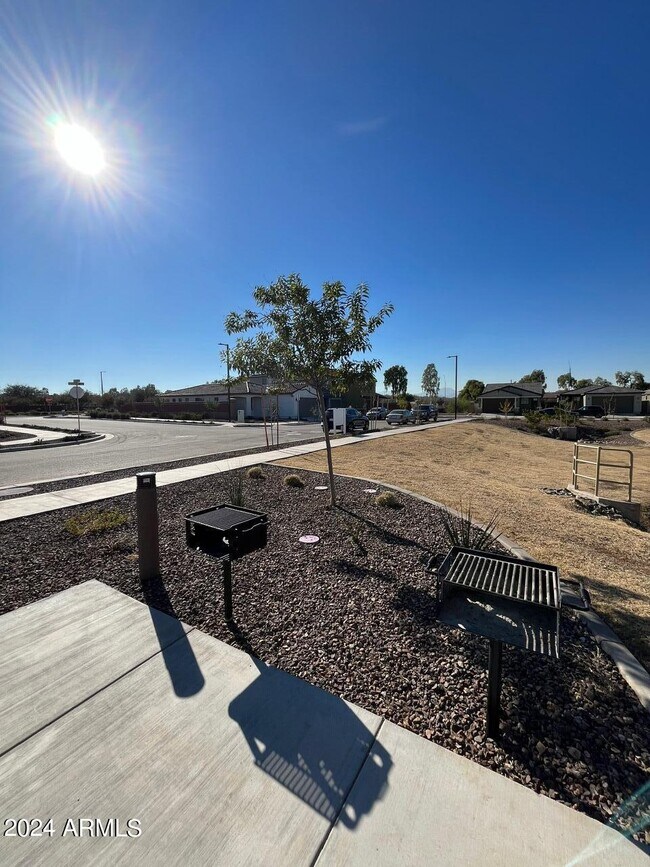 Building Photo - 14649 W Dreyfus St
