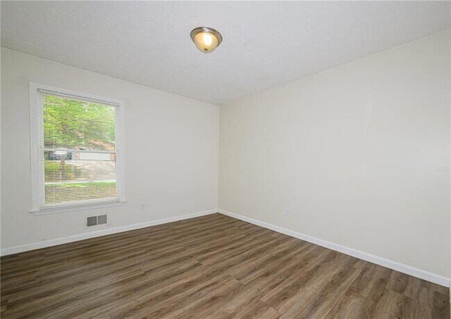 Building Photo - 2100 Whitebluff Way