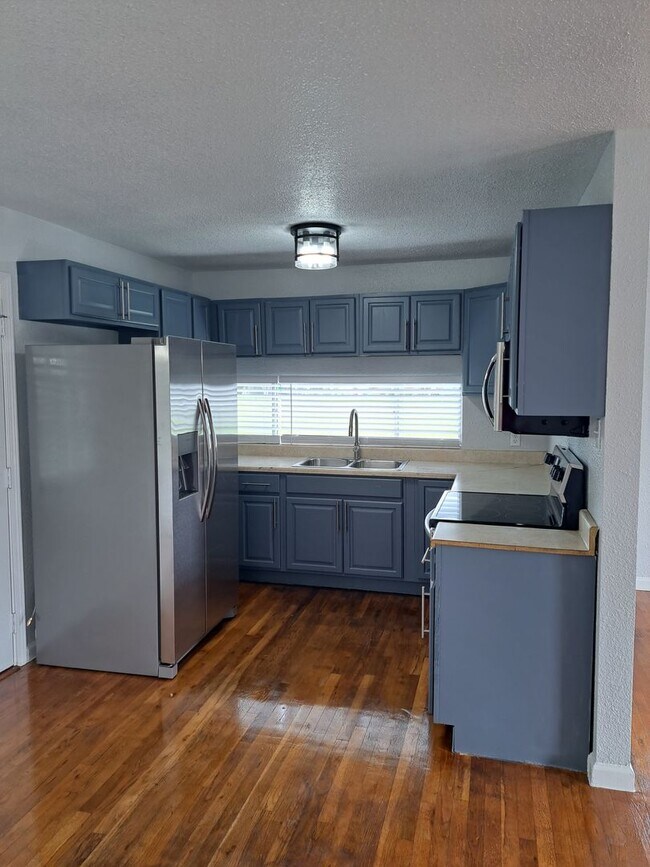 Building Photo - Stylish 4BR/2BA Home Near Port San Antonio...
