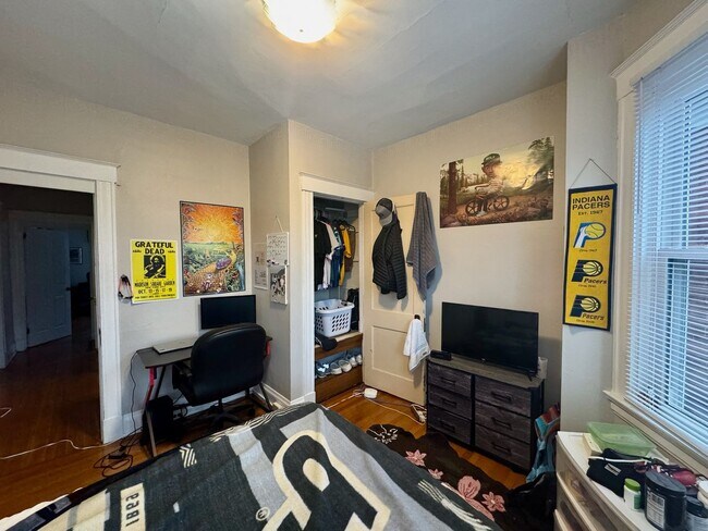 Building Photo - 2430 Fairview Ave