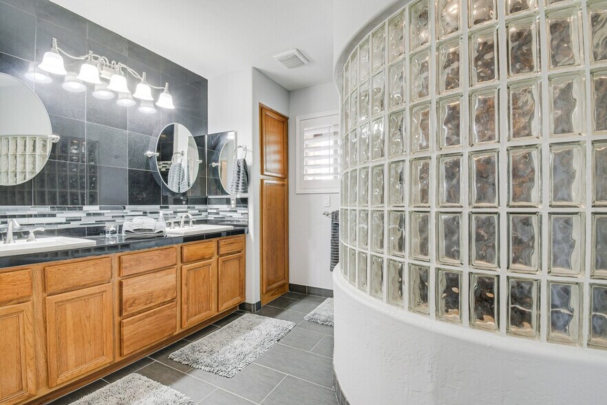 Building Photo - 13847 N Hamilton Dr