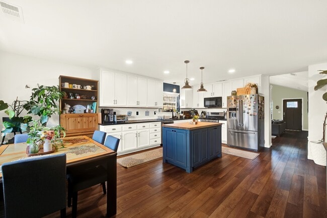 Building Photo - 209 White Oak Ln