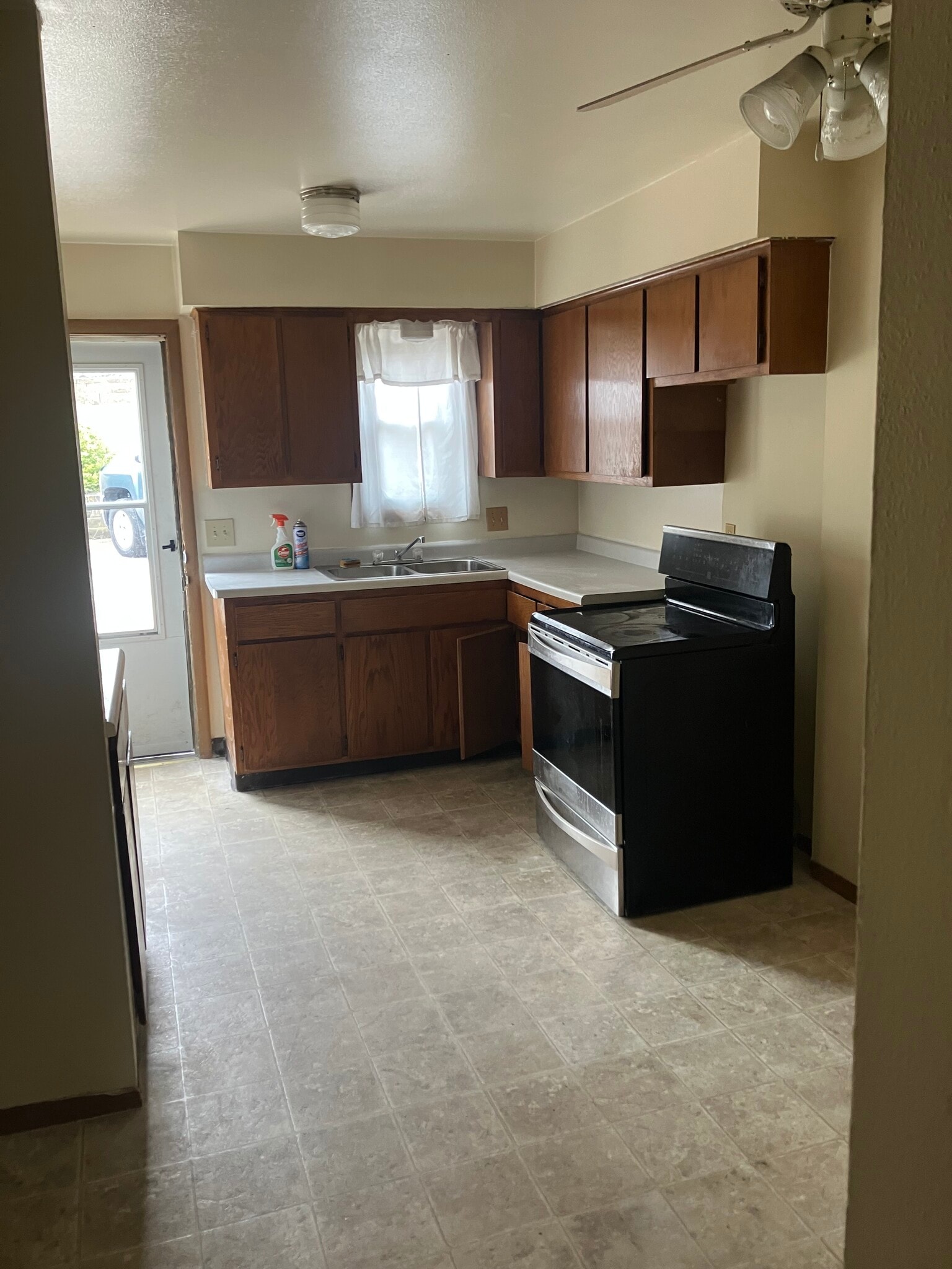 Building Photo - 1422 Willow Ln