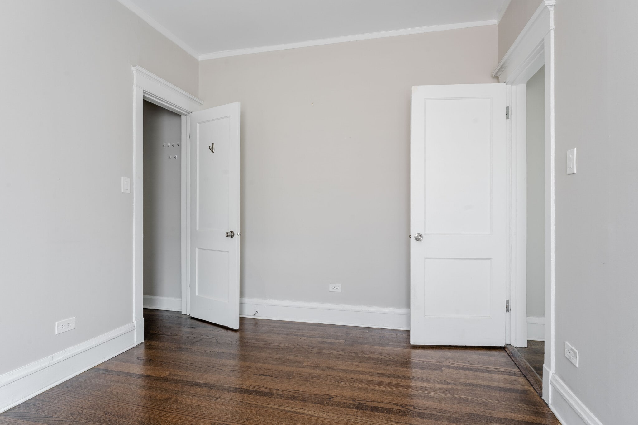 Building Photo - 1437 W Carmen Ave