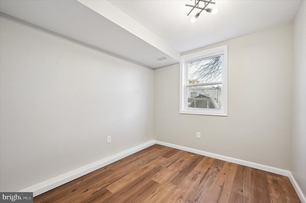 Building Photo - 137 E Laughead Ave