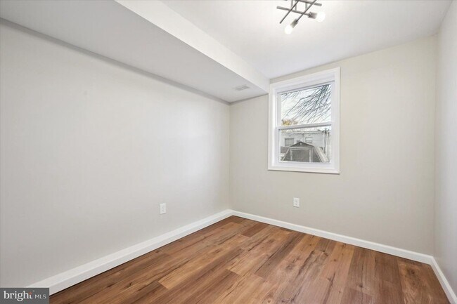 Building Photo - 137 E Laughead Ave