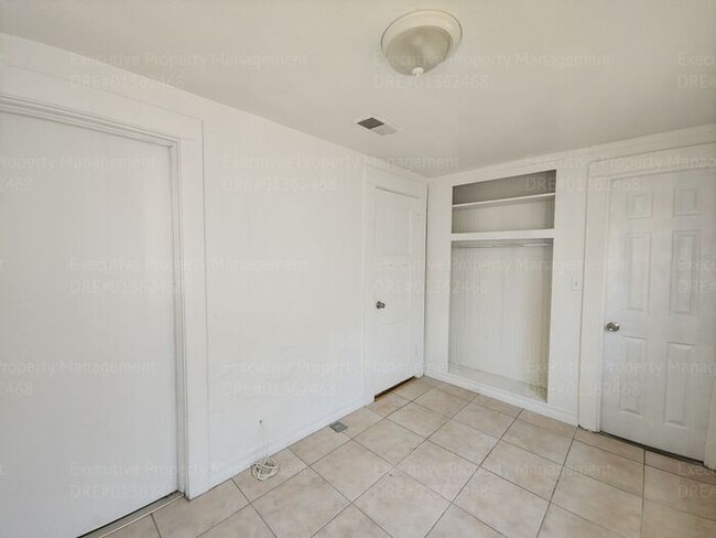 Building Photo - Move in ready. 3 bedrooms/ 1.5 bath, yard,...