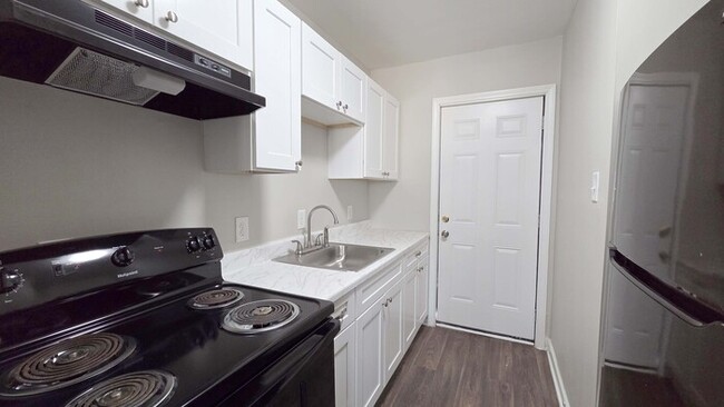 Building Photo - One Month Free! Classic 1 Bedroom Apartment in Historic Downtown College Park!