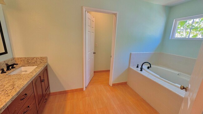 Building Photo - Spacious and bright Hawthorne front house