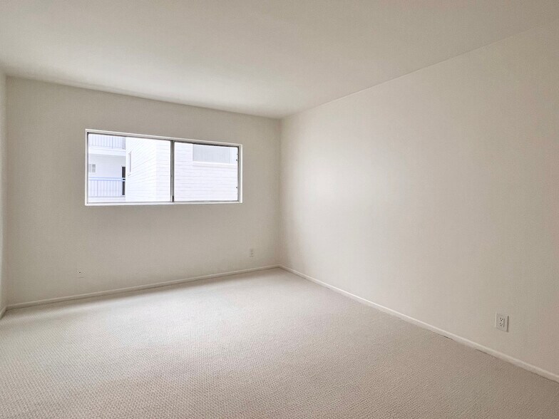 Building Photo - 11639 Chenault St