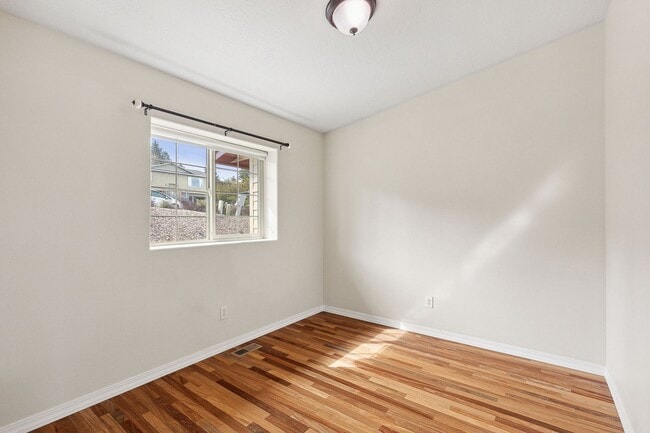 Building Photo - Spacious Sun-filled 3 bed 2.5 Bath Townhouse